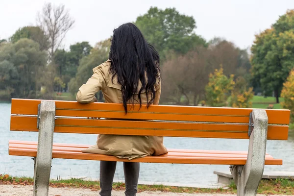 Mujer joven pensativamente — Foto de Stock