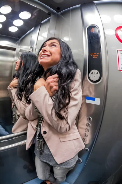 Femme avec claustrophobie dans l'ascenseur — Photo