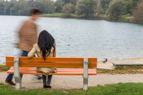 Mujer joven pensativamente — Foto de Stock