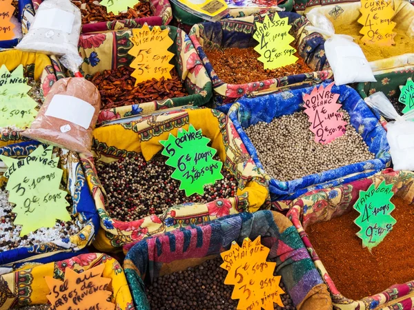 Verscheidenheid van specerijen op de markt — Stockfoto