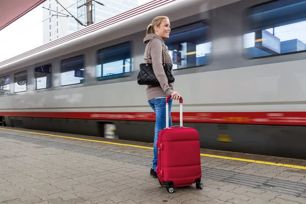 Vrouw te wachten voor de trein op treinstation — Stockfoto