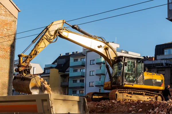 İnşaat alanında bir evin yıkılması sırasında — Stok fotoğraf