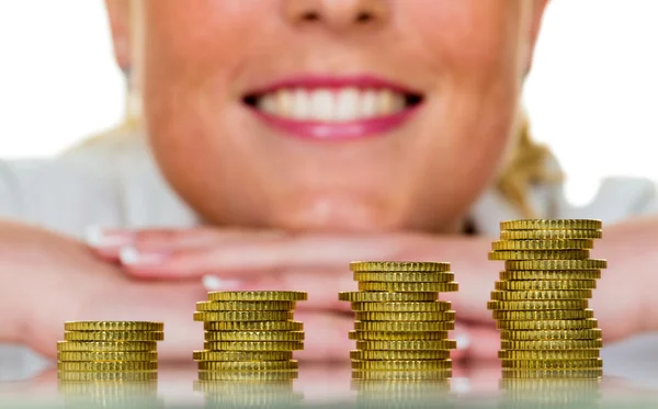 Αποθηκεύσετε γυναίκα με στοίβα των κερμάτων σε χρήματα — Φωτογραφία Αρχείου