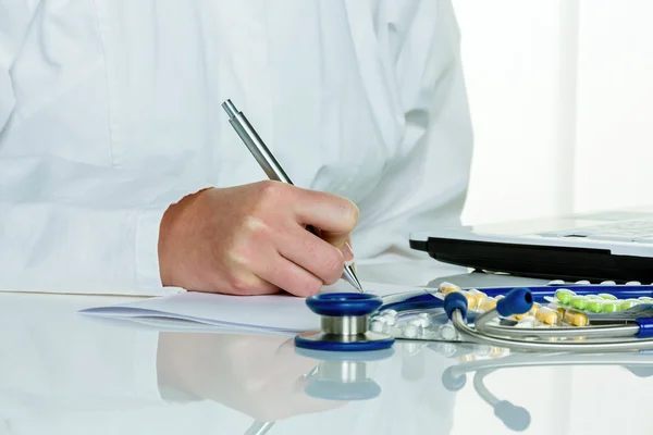 Doctor prescribes a drug — Stock Photo, Image