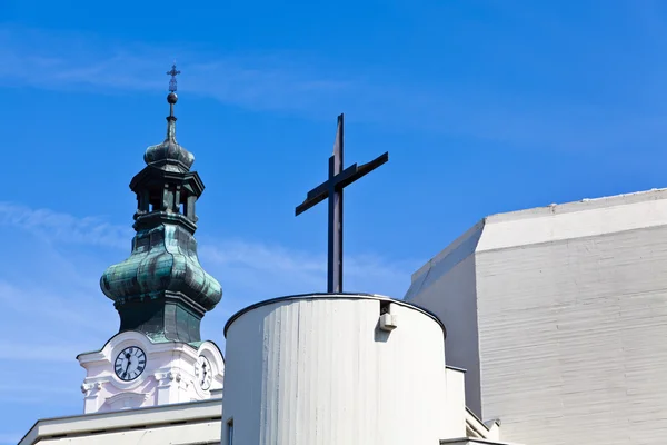 Alte und neue kirche in oberwart — Stockfoto