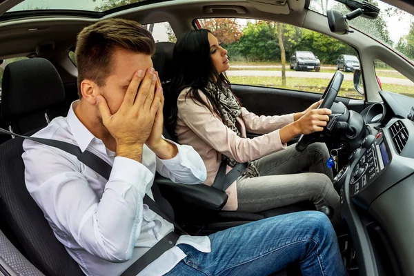 Paar reizen in een auto — Stockfoto