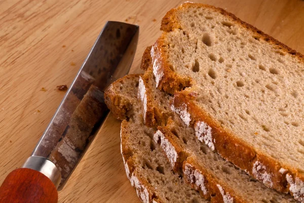 Brotscheiben von dunklem Brot — Stockfoto