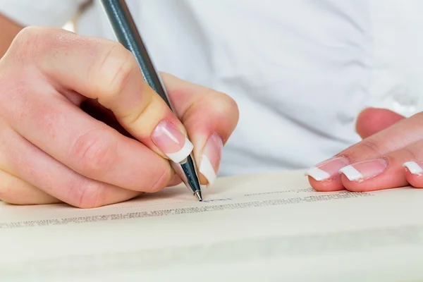 Hand with fountain pen signing contract — Stock Photo, Image