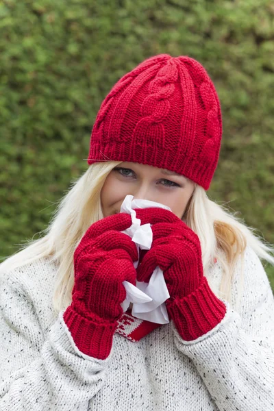 Vrouw heeft een koude en een koude heeft — Stockfoto