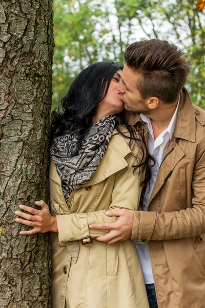 Courting couple behind a tree — Stock Photo, Image