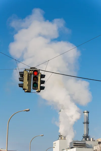 Endüstriyel baca ve kırmızı trafik ışığı — Stok fotoğraf