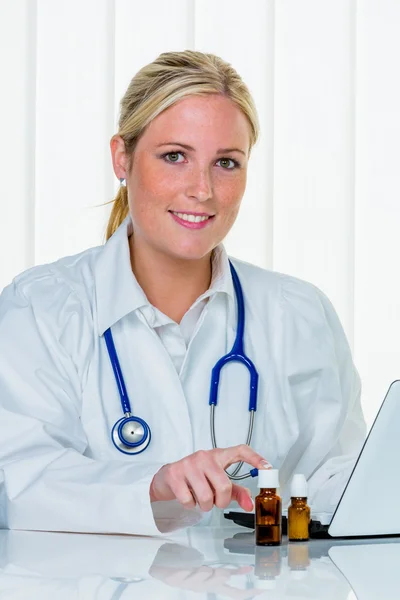 Retrato de uma médica feminina — Fotografia de Stock