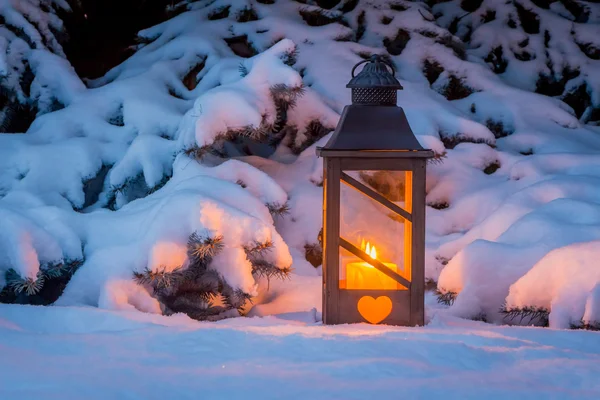 Lykta i snö vid jul — Stockfoto