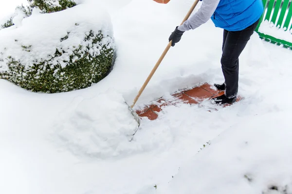 Vrouw sneeuwschuiven tijdens — Stockfoto