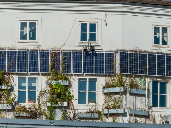 Zonnepanelen op een huis — Stockfoto