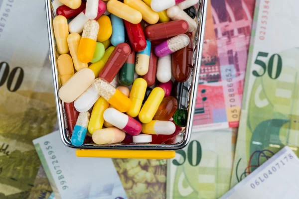 Tabletter, kundvagn, räkningar — Stockfoto