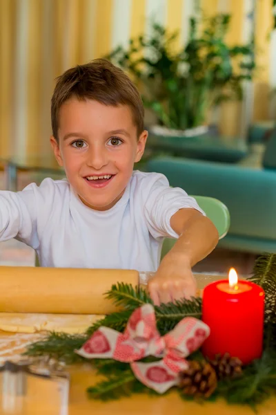 Child baking cookies for christmas — Stock Photo, Image