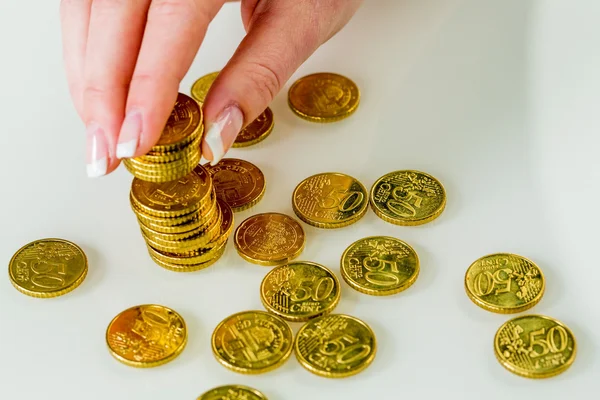 Frau mit Stapel Münzen in Geld gerettet — Stockfoto