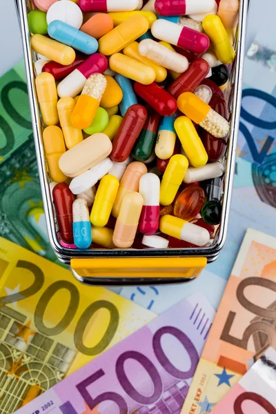 Tabletten, winkelwagentje, euro rekeningen — Stockfoto