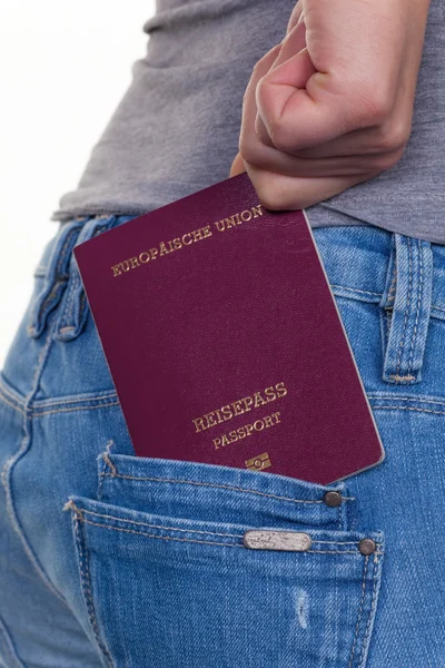 Hand van een vrouw met paspoort — Stockfoto