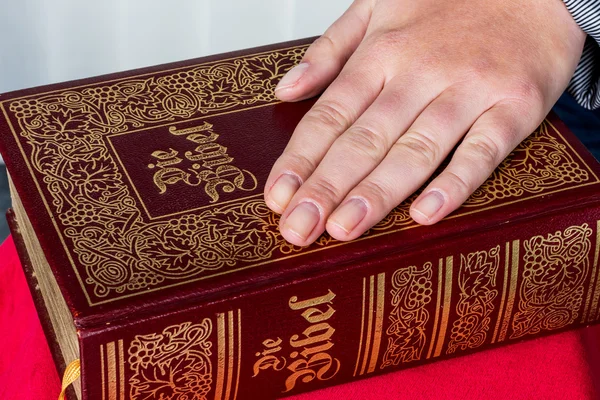 Frau schwört auf die Bibel — Stockfoto