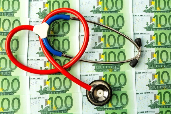 Stéthoscope et billets en euros — Photo