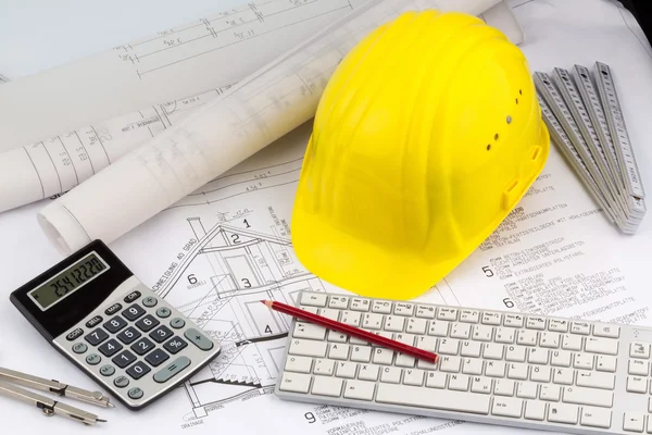 Plano de casa com um capacete trabalhador da construção — Fotografia de Stock