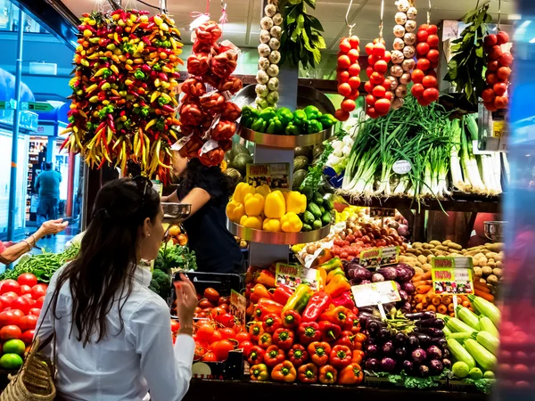 Fruit and vegetable market — Stock Photo, Image
