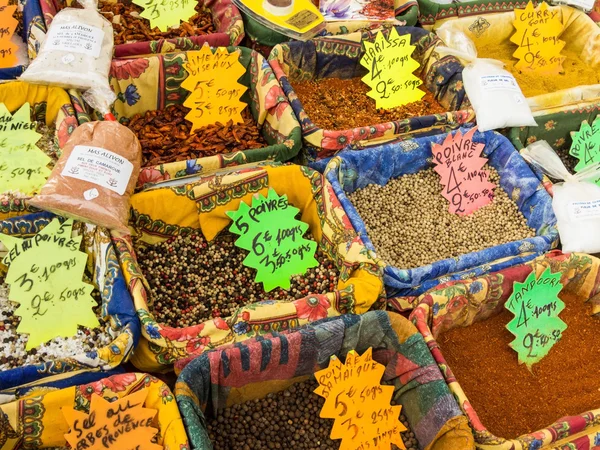 Verscheidenheid van specerijen op de markt — Stockfoto