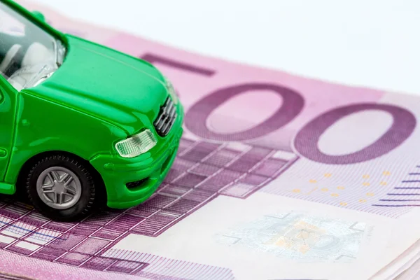 Groene auto op bankbiljetten — Stockfoto