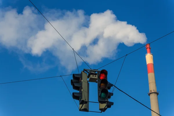 産業煙突と赤信号 — ストック写真
