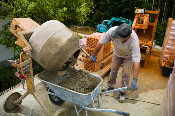 Trabalhador da construção num local de trabalho — Fotografia de Stock