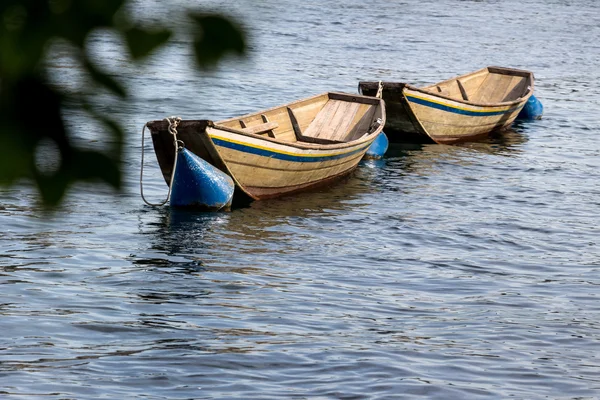 Barco de madera en el agua — Foto de Stock