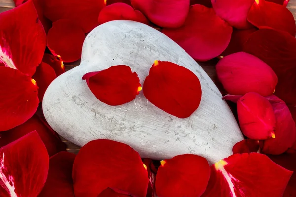 Red roses with heart. love for valentines day — Stock Photo, Image