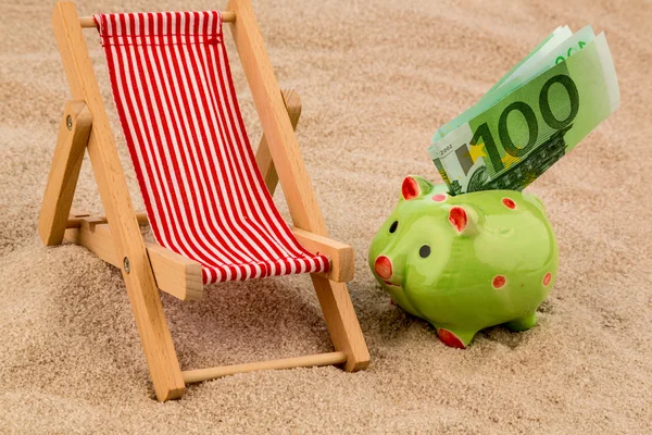 Kosz plażowy z rachunku euro — Zdjęcie stockowe
