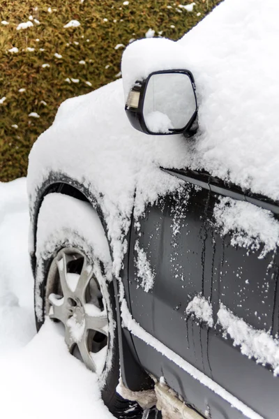 Snöad bil — Stockfoto