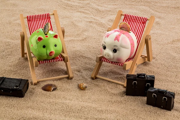 Banco porquinho em uma cadeira de praia — Fotografia de Stock
