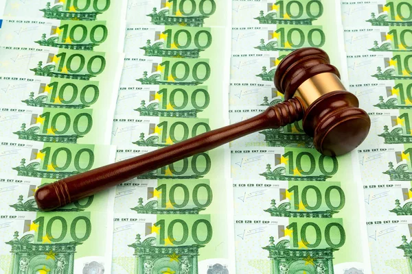 Banconote in Gavel e in euro — Foto Stock