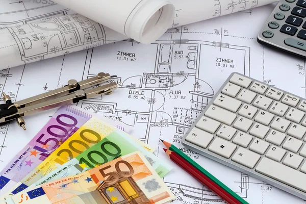 Plan van het huis met eurobankbiljetten — Stockfoto