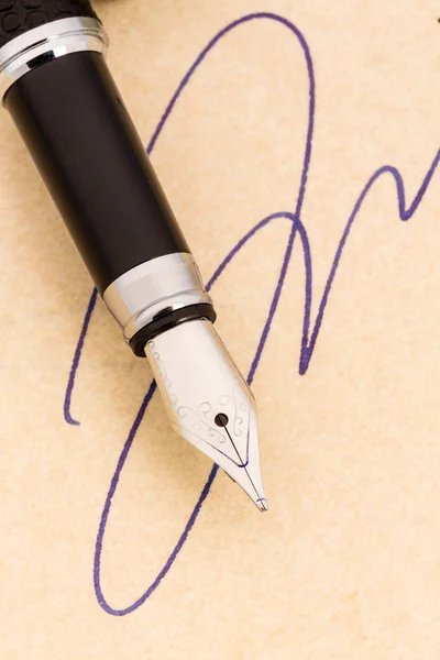 Handtekening en vulpen — Stockfoto