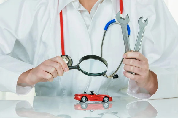 El coche está siendo examinado por el médico —  Fotos de Stock