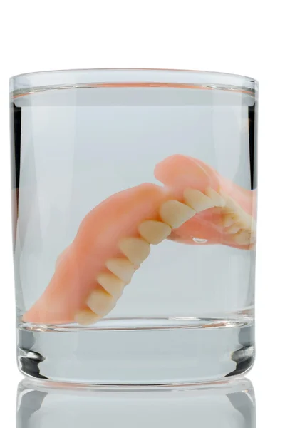 Prótesis dentales en vaso de agua —  Fotos de Stock