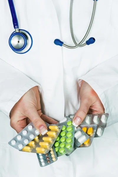 Medico prescrive un farmaco — Foto Stock