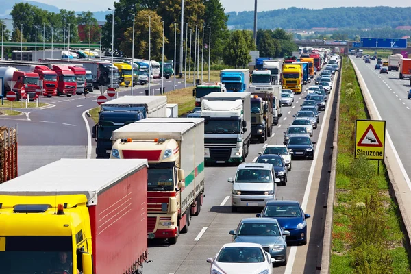 Embouteillage sur l'autoroute — Photo