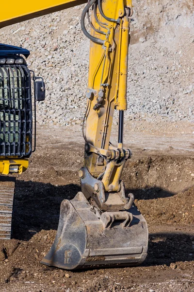 Экскаватор на строительной площадке во время раскопок — стоковое фото