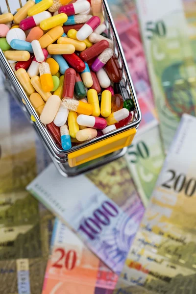 Tabletter, kundvagn, räkningar — Stockfoto
