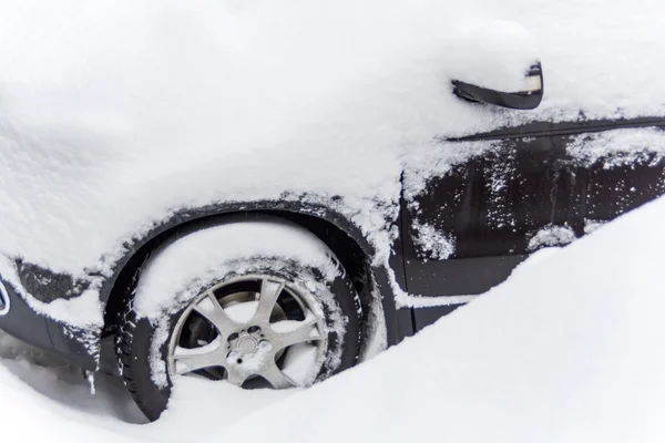 Gesneeuwde auto — Stockfoto