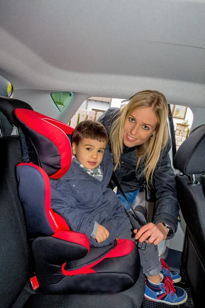 Junge im Kindersitz — Stockfoto