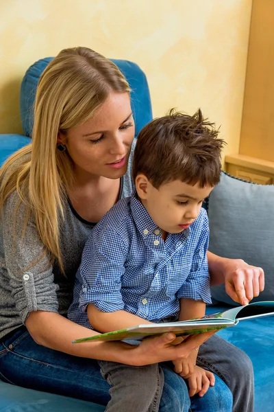 Anne ve oğlu bir kitap okuma — Stok fotoğraf