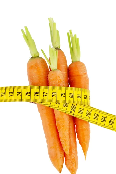 Φρέσκα καρότα με μετροταινία — Φωτογραφία Αρχείου